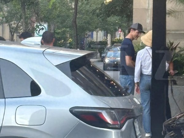 淘配网 加拿大前总理和水果姐在公园散步、共进晚餐，还在露台上喝饮料