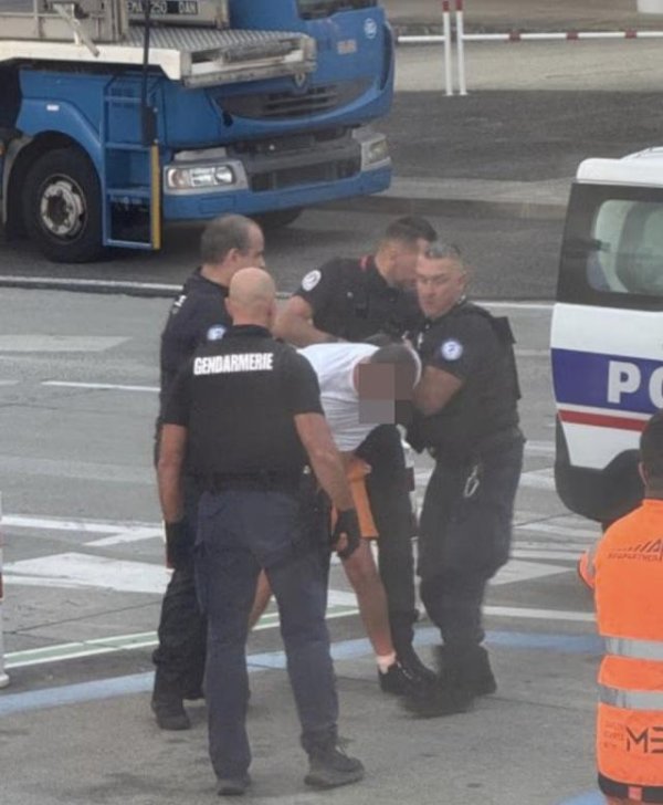 嘉汇优配交易 “我要下去”，英国一醉酒乘客在航班上试图打开紧急出口并与他人斗殴，被13名警察拖走